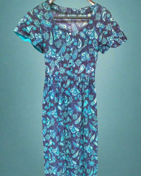 This is a lightwight long dress. It's dark blue with a turquoise paisley pattern and a peep of turquoise sleeve lining