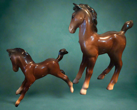 these are a pair of brown ceramic horses. They are Beswick vintage collectable ornaments. Shipped from Dunedin, New Zealand