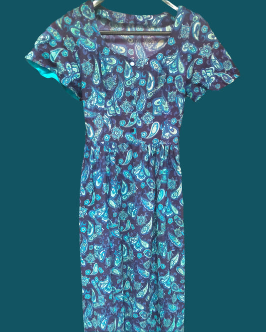 This is a lightwight long dress. It's dark blue with a turquoise paisley pattern and a peep of turquoise sleeve lining