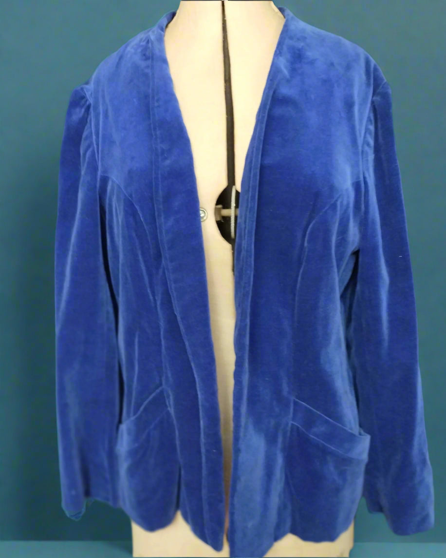 This jacket is royal blue velvet and fully lined with pockets . It  i probably tailormade. Shipped from Dunedin, New Zealand.