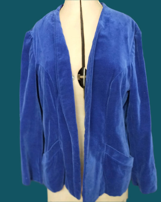 This jacket is royal blue velvet and fully lined with pockets . It  i probably tailormade. Shipped from Dunedin, New Zealand.