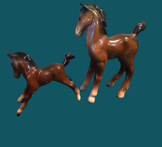 these are a pair of brown ceramic horses. They are Beswick vintage collectable ornaments. Shipped from Dunedin, New Zealand